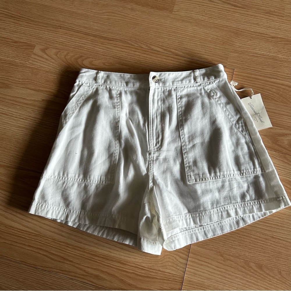 NWT Universal Thread White Casual Shorts Women’s 6